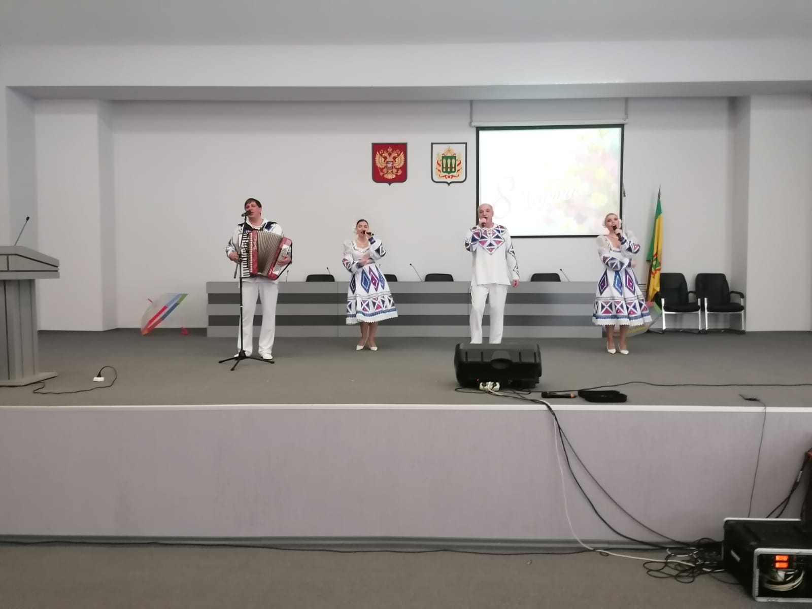 Ансамбль «Горница» выступил с праздничным концертом Ансамбль «Горница» выступил с праздничным концертом